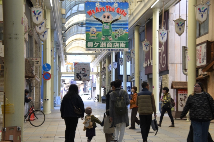 柳ケ瀬商店街を巡る子どもと学生たち