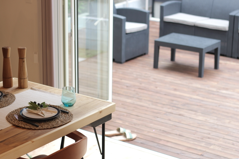 繋がるダイニングとウッドデッキ