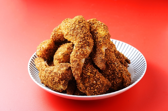 黒七味のブラックホットチキン　230円(自家製のブラックスパイスをまぶしたやみつきになる手羽先)