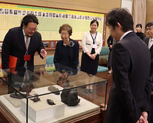 寄贈した作品を見ながら 吉田三郎との思い出を語る遺族らと記念館の職員