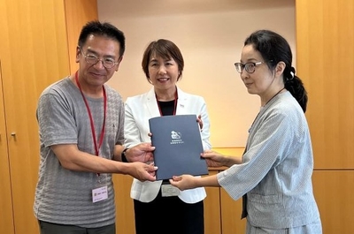 左から　当社代表取締役杉本　NPO法人はぁとスペース山本代表　山崎律子参事官