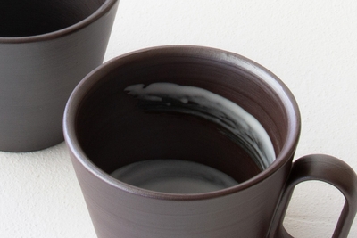 紫泥の落ち着いた土の風合いと手仕事の温もりが調和した一品。