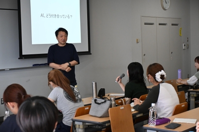 学生からの質問に答える川上氏