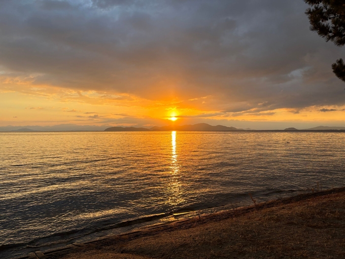 琵琶湖からの朝日