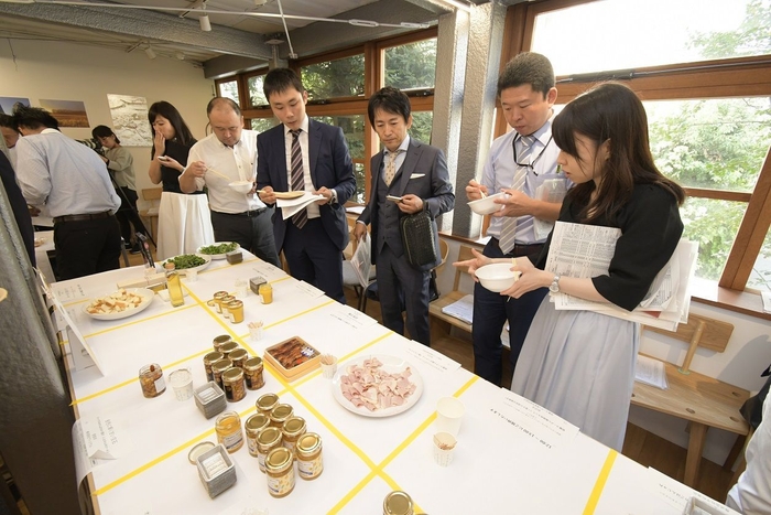 エントリー商品を試食するバイヤー