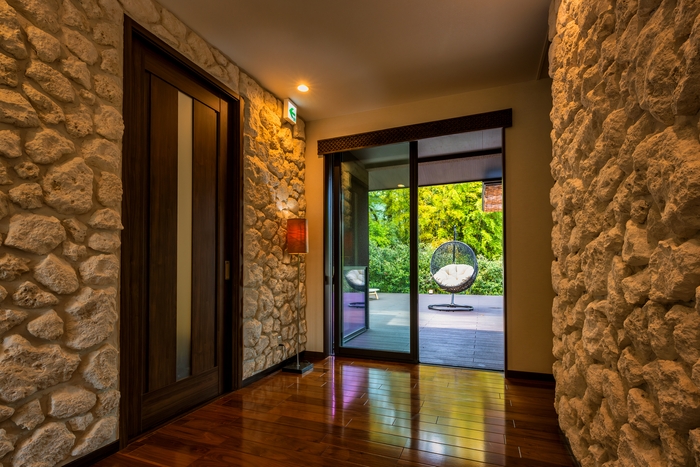 扉を入ると体感するリゾートテイスト