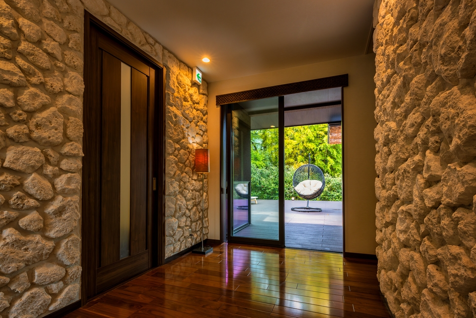 扉を入ると体感するリゾートテイスト