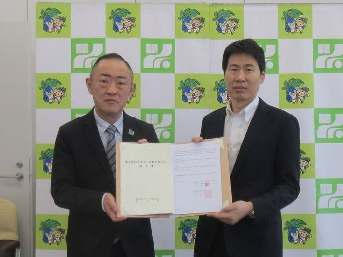 (写真左から：当社北関東支店長　藤川 壮史、栃木県保健福祉部長　岩佐 景一郎 様)