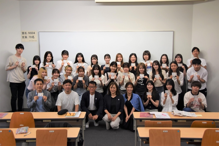 山岡ゼミの学生と株式会社コメダ、株式会社コメダコマースの関係者。全員に参加賞をいただきました