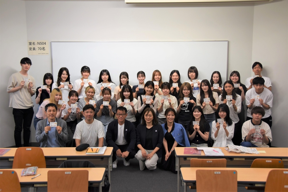 山岡ゼミの学生と株式会社コメダ、株式会社コメダコマースの関係者。全員に参加賞をいただきました