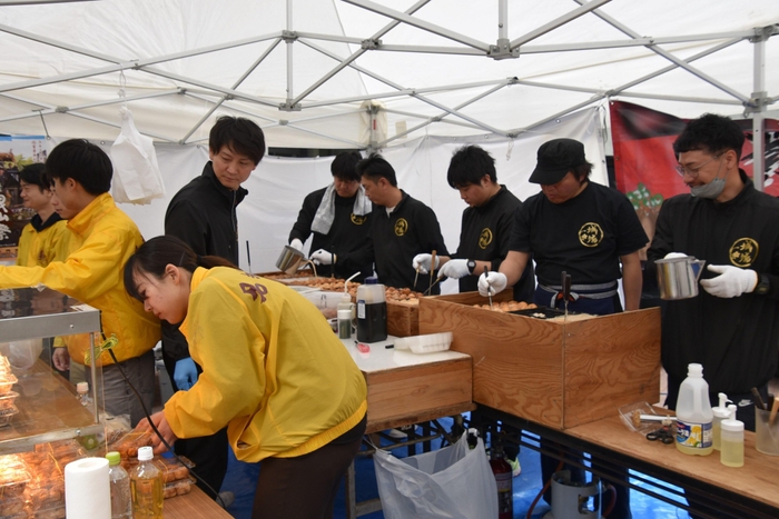 休む間もなくたこ焼き作りと接客