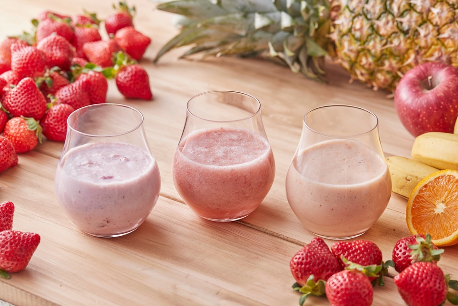 『あまおう入り 贅沢イチゴミルク』(写真左)、『あまおうバナナ』(写真中央)、『あまおうミックスジュース』(写真右)