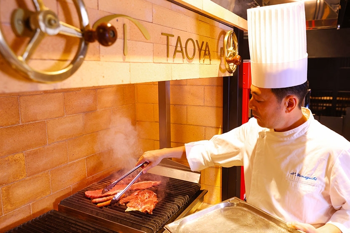 ライブキッチンに薪グリルを備えるのはTAOYA那須塩原だけ。強火で肉の表面に焼き目を付け、遠火で中までじっくり火を通すグリル料理をお楽しみいただけます。