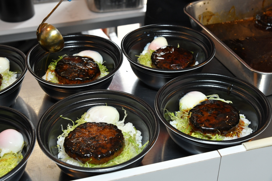 提供メニューの1つ「ロコモコ丼」。ハンバーグは、オイシックス・ラ・大地株式会社のハンバーグを使用