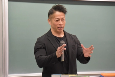 【名城大学】ボディービルダー「バズーカ岡田」で知られる日本体育大学の岡田隆教授が薬学部で講義