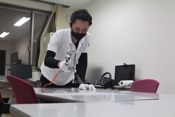 光触媒コーティングの様子(2)