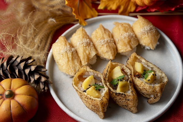 写真：炙り栗五目と一口の二色いなり