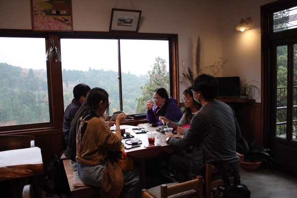 南木曽・馬籠宿のカフェでまったり。南木曽へのフィールドトリップでは、宿場町について、外国人留学生に英語で説明するためにしっかり下調べして挑みました