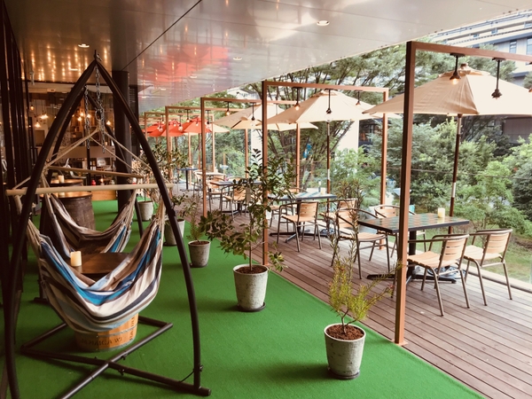 ドラマのロケ地としても有名なテラス席