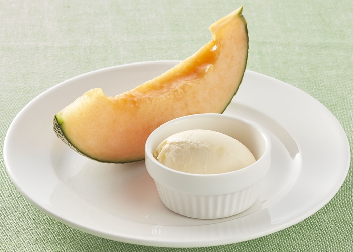 北海道産らいでんメロンバニラアイス添え