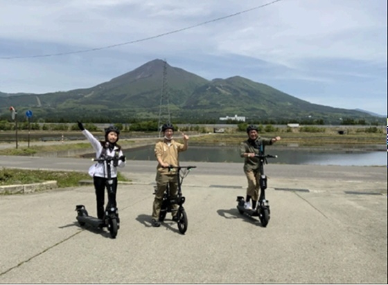 磐梯山を背景に電動キックボード