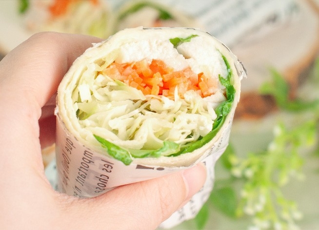 たっぷり野菜と蒸し鶏をトルティーヤ生地にのせて、ワンハンドで食べやすいサイズに巻きあげました。野菜不足が気になる方にオススメです。