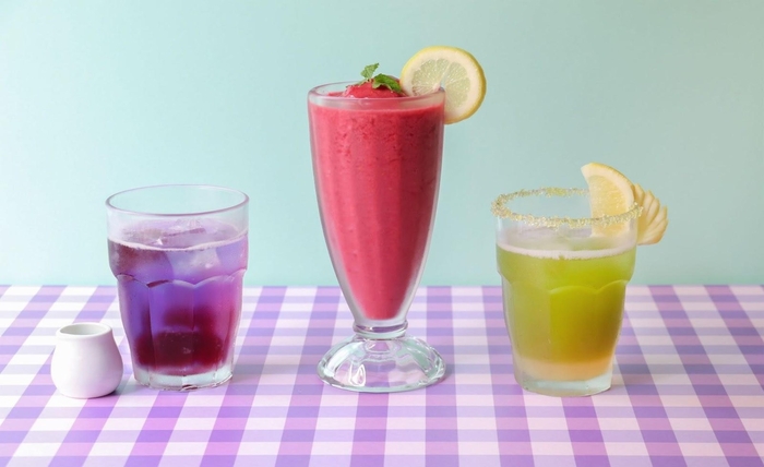 ※商品画像はイメージです。実際と異なる場合がございます。「ウルスラおばあちゃんのミステリーソーダ」(写真:左) 「ホープベリー スムージー」(写真:中央) 「和子さんのレモネードグリーンティー」(写真:右)