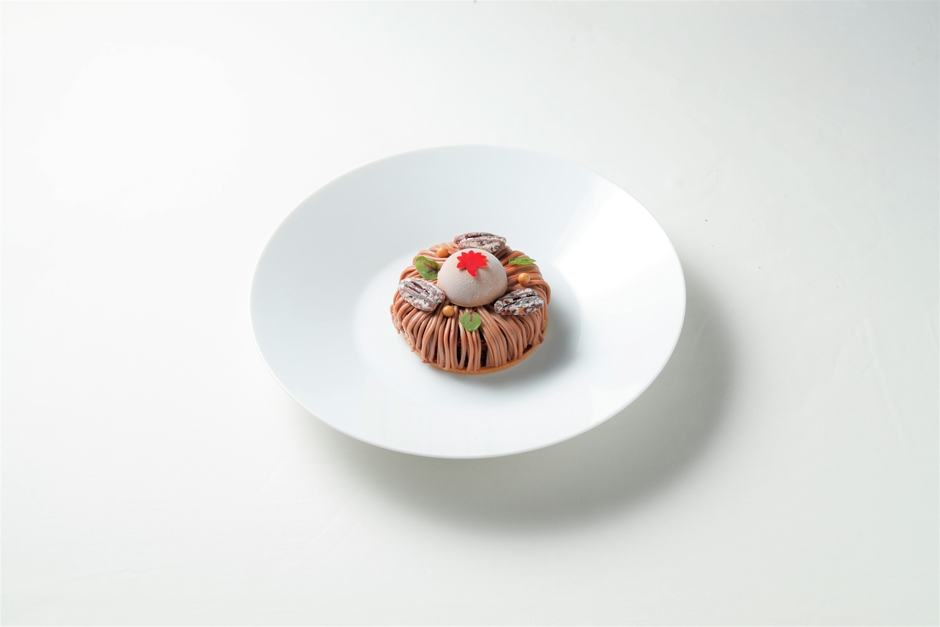 デザート 柔らかい自家製ヴァローナプラリネノワゼットのフィナンシェ 塩バターキャラメルコワントロークリーム バイべ 香ばしい蕎麦茶のアイスクリーム