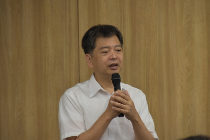 あいさつする児玉学部長