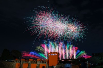 赤水門と鮮やかな花火の景色(昨年度)