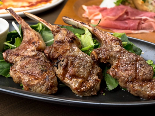 WINE＆GRILL TACT.の名物“かぶりつきラムチョップ”に バジルやチーズなど5種類の味つけが2月に新登場！