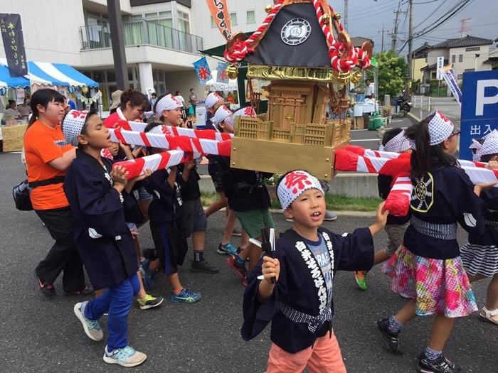 お揃いのハッピを着てそろばんお神輿を担ごう！