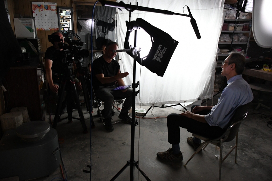 インタビューを受ける青葉氏