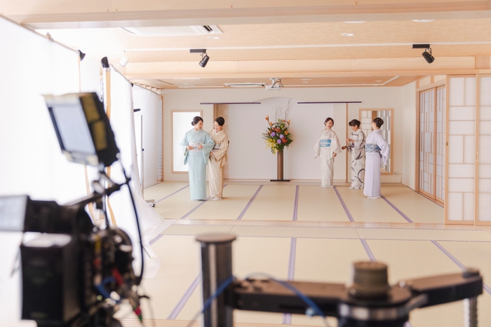 教室のシーンには、日本和装の講師や卒業生も出演。