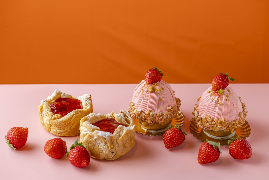 (左)さくさくいちごパイ、(右)いちごのモンブラン