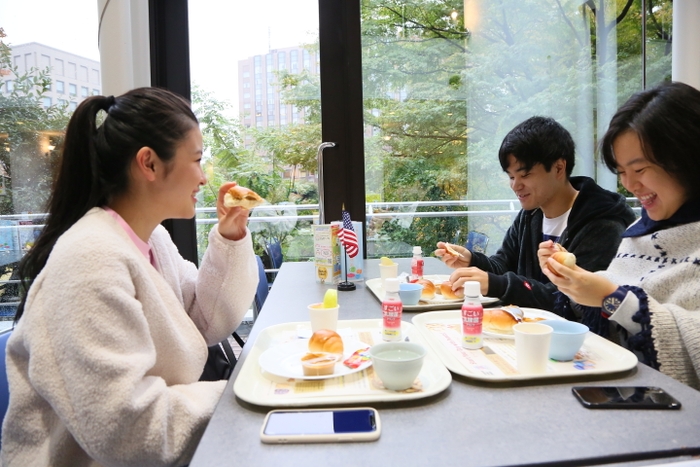 50円朝食を食べる学生たち