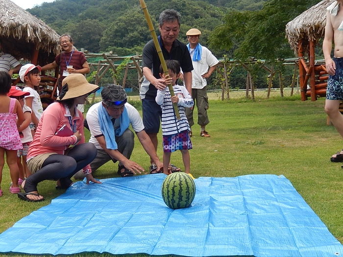 スイカ割り(シーパーク大浜にて)