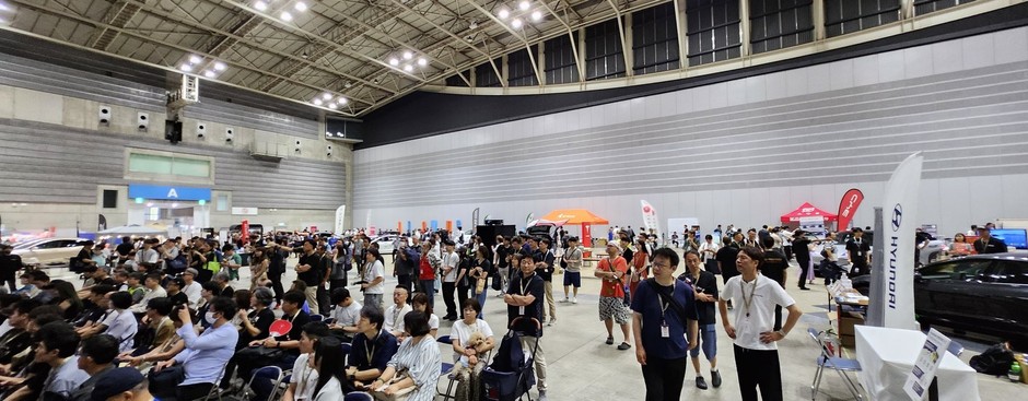 2025年大会 ステージ前に集まる来場者