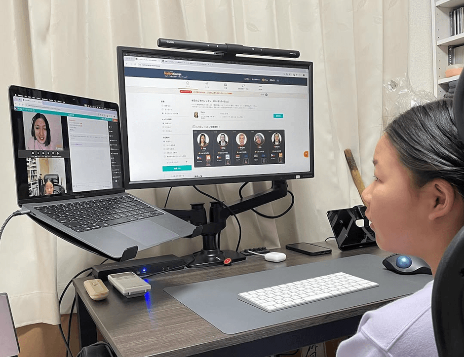 英会話レッスンを楽しむ会員　4