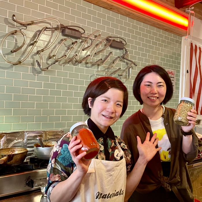 店主の北東さん(左)とカレー仲間