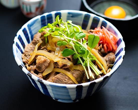 コクを生み出す黒糖割り下で仕上げた極上の牛丼。生卵付きです。