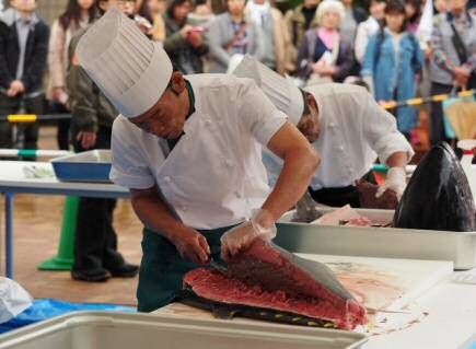 昨年のマグロ解体ショーの様子