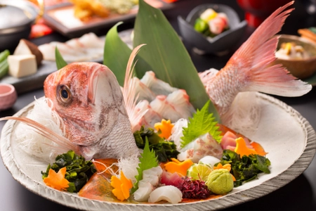 【徳島県・アオアヲ ナルト リゾート】春を告げる美味“鳴門海峡一本釣り桜鯛会席”  鳴門鯛の姿造り・兜焼・鯛しゃぶ・鯛飯に舌鼓。