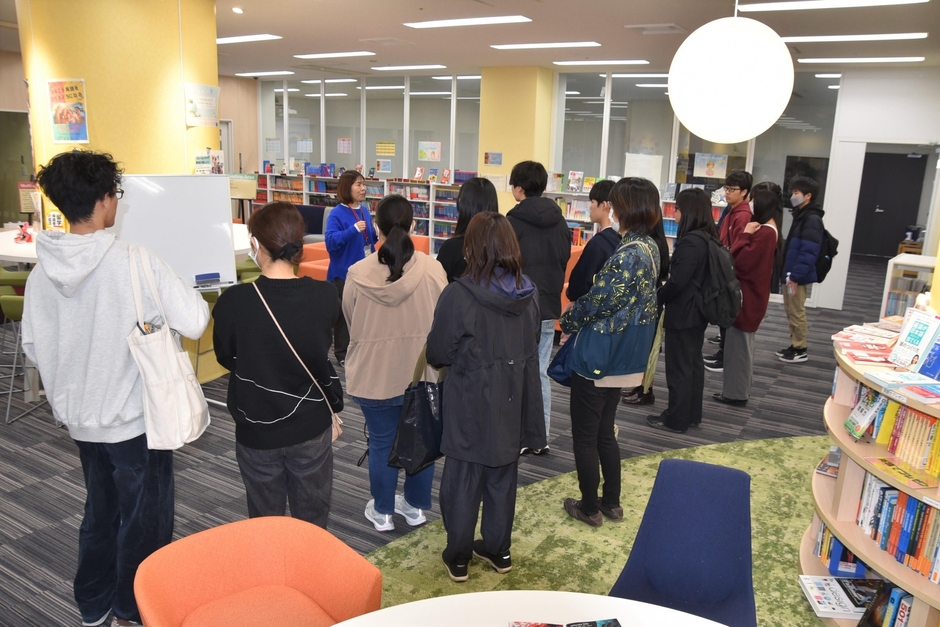 キャンパスツアーでグローバルプラザへ