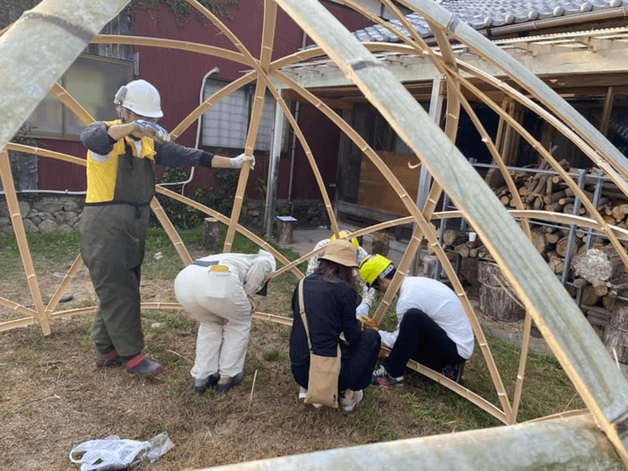 伐採した竹での作業