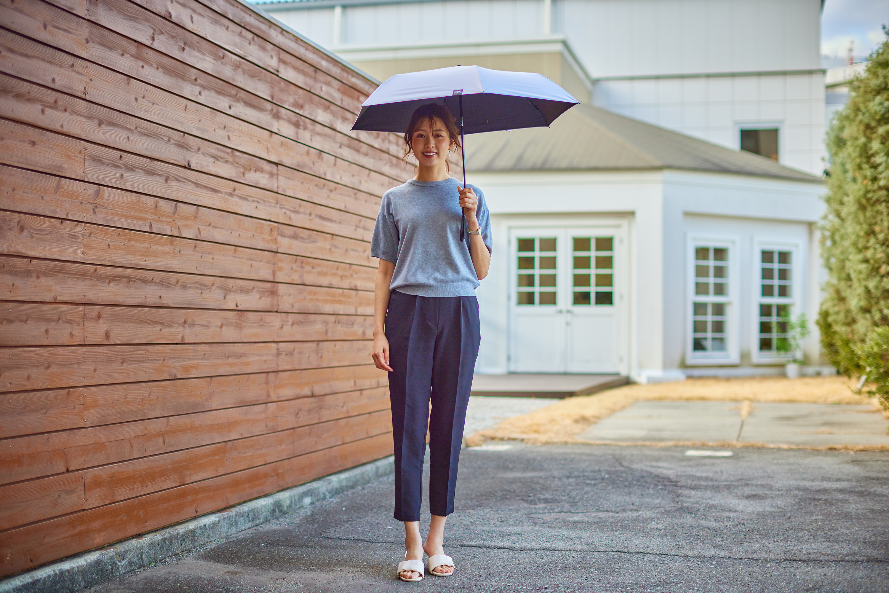 weer Lite 自動開閉日傘 使用イメージ(女性・正面)