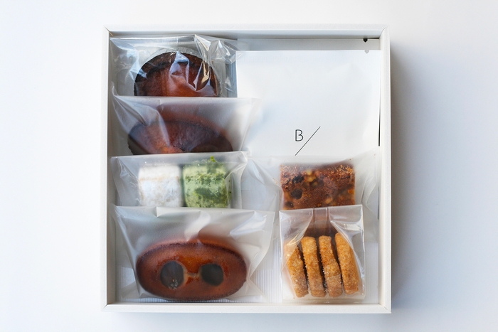 食後の珈琲と焼菓子が入った三の重