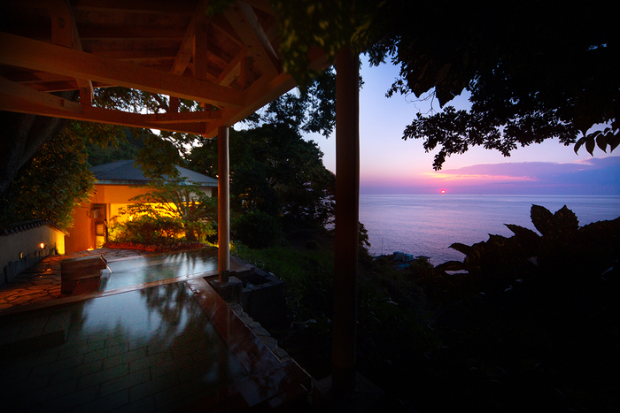 相模湾から昇る朝日を眺める露天風呂