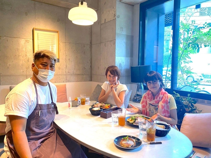 画面左：GOOD MORNING CAFE NOWADAYS店長の新田さん