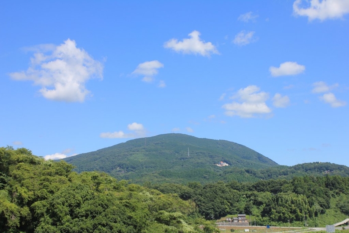 レジャー施設「スパリゾートハワイアンズ」の対面にあるのが「湯ノ岳」です